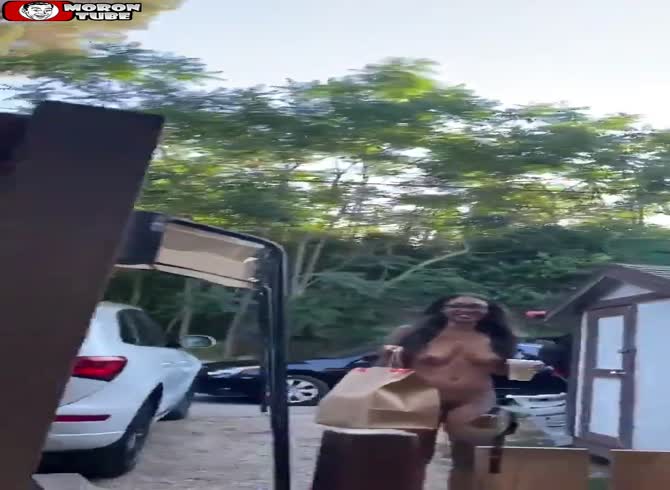 Video :She is nude as she picks up her delivery!